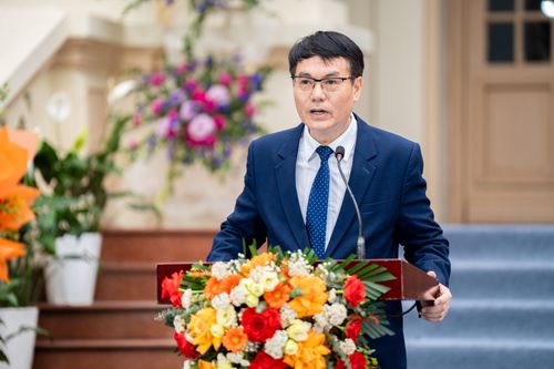  Phát biểu khai mạc buổi lễ, ông Nguyễn Xuân Dũng, Giám đốc Thư viện Quốc gia Việt Nam, nhận định sách và văn hóa đọc luôn giữ vai trò là nền tảng tri thức, là động lực kích hoạt sự sáng tạo, mở ra góc nhìn mới và phát triển khả năng tư duy độc lập. "Việc duy trì thói quen đọc sách, lựa chọn nguồn tri thức chất lượng, phát huy vai trò của sách là một nhiệm vụ quan trọng đối với mỗi cá nhân và toàn xã hội", ông Nguyễn Xuân Dũng nói. 