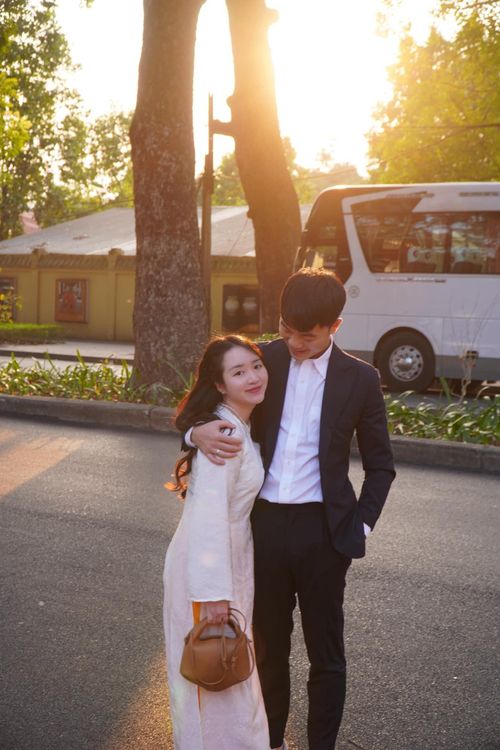 Dù ít khi xuất hiện, Nhuệ Giang vẫn cho thấy thú chơi đồ hiệu trong bức ảnh này. Cụ thể, cô xách chiếc túi nâu đeo chéo của nhà mốt Polène khi đi du xuân. Đây là nhãn hàng nổi tiếng với trào lưu quite luxury (sang trọng thầm lặng). Thay vì đeo túi in logo, monogram hay tên nhà mốt, Nhuệ Giang cho thấy sự lựa chọn thời trang tinh tế, sang trọng và kín đáo hơn. Cô ghi điểm với phong cách thanh lịch, mang tinh thần quiet luxury này. Ảnh: Lương Xuân Trường/FB.