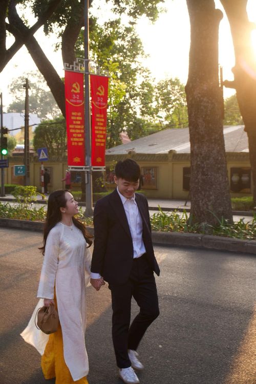 Một cặp đôi “chị ơi, anh yêu em” đáng chú ý khác của làng bóng đá là cầu thủ Xuân Trường (sinh năm 1995) và vợ Nhuệ Giang (sinh năm 1993). Khác với Bích Hạnh hay Huyền Trang, Nhuệ Giang tương đối kín tiếng, hiếm khi xuất hiện trên mạng xã hội. Bức ảnh hiếm hoi có mặt cô được chụp vào dịp Tết Nguyên đán 2025. Trong khung hình, nàng WAG diện áo dài thanh lịch, thân mật nắm tay chồng. Ảnh: Lương Xuân Trường/FB.