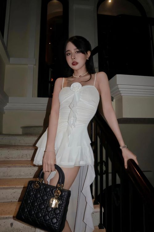 Giống với nhiều tín đồ hàng hiệu khác, Bích Hạnh cũng sở hữu chiếc Lady Dior trong bộ sưu tập. Cô từng xách phiên bản màu đen, kết hợp cùng những chiếc váy nữ tính, theo phong cách tiểu thư. Đây là mẫu túi nổi tiếng của thương hiệu thời trang Pháp, nhiều lần được đại sứ Jisoo (BlackPink) tích cực lăng xê. Món phụ kiện phù hợp với nhiều kiểu váy áo và hoàn cảnh ứng dụng. Bích Hạnh xách món đồ khi đi ăn tối hay dự tiệc. Ảnh: Trần Bích Hạnh/FB.