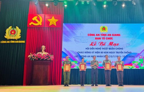 Ban Tổ chức trao giải toàn đoàn cho các đội về tham gia Hội diễn