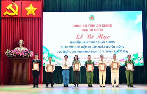 Trao giải cho cho các tiết mục đạt giải tại Hội diễn