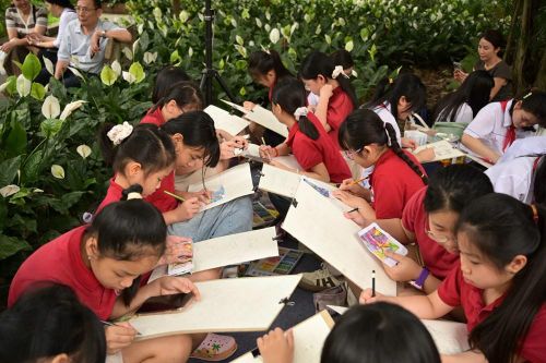 Đa dạng hoạt động trải nghiệm giúp sự kiện thu hút đông đảo độc giả là các em học sinh