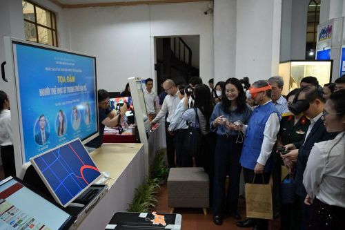 Các đại biểu tham quan, trải nghiệm khu vực trưng bày