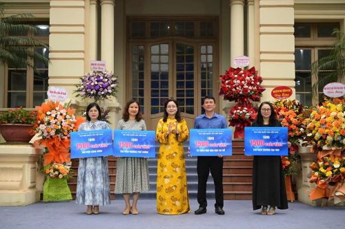 Thứ trưởng Trịnh Thị Thủy trao tặng sách cho thư viện công cộng, thư viện trường phổ thông, tủ sách văn hóa đọc cơ sở, thư viện trường đại học