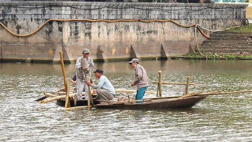 Dưới sông Sào Khê nơi diễn ra Lễ rước nước, Lễ hội hoa đăng cũng đang được hoàn tất những khâu cuối cùng