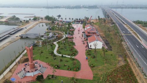 Trên QL1, phía bờ bắc sông Gianh là di tích lịch sử quốc gia đặc biệt, Bến phà Gianh 2 vừa được đầu tư tôn tạo bằng nguồn xã hội hóa. Ảnh: Báo Thanh Niên