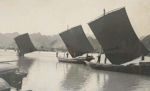 Những chuyến tàu trên sông Gianh năm xưa. Ảnh: T.L