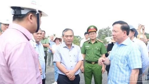 Chủ tịch Ủy ban nhân dân tỉnh Đồng Nai Nguyễn Văn Út (bên phải) kiểm tra tiến độ dự án giao thông trọng điểm trên địa bàn.