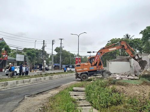 Đoạn tuyến dài chưa đến 50 mét tại nút giao giữa đường Bình Minh với đường Nguyễn Xí, thuộc dự án nâng cấp, mở rộng đường Bình Minh, do vướng mắc trong công tác giải phóng mặt bằng đã kéo dài từ năm 2022 đến nay, gây mất mỹ quan đô thị và tiềm ẩn nguy cơ mất an toàn giao thông, nhất là vào mùa du lịch.