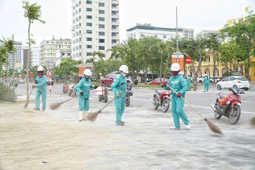 Công nhân vệ sinh môi trường ra quân làm sạch vỉa hè trên tuyến đường Bình Minh.