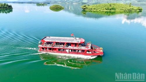 Các du khách tham quan trên hồ Thác Bà.