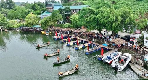 Các đội đua thuyền nan tham gia cuộc thi.