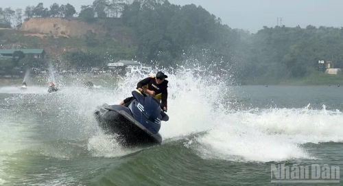 Một tiết mục biểu diễn đua mô-tô nước trên hồ.