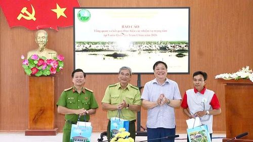 Chủ tịch Ủy ban nhân dân tỉnh Đồng Tháp Phạm Thành Ngại tặng quà động viên các lực lượng tại Vườn quốc gia Tràm Chim.
