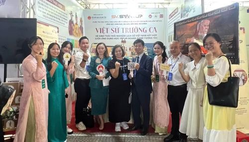 Ban giám khảo và mentor tại gian trưng bày.