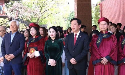Cán bộ Đại sứ quán và đại diện các hội đoàn người Việt Nam tại Hàn Quốc và đông đảo cộng đồng người Việt Nam tại Hàn Quốc tham dự sự kiện.