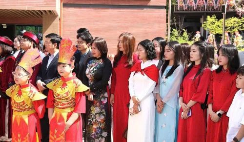 Cán bộ Đại sứ quán và đại diện các hội đoàn người Việt Nam tại Hàn Quốc và đông đảo cộng đồng người Việt Nam tại Hàn Quốc tham dự sự kiện.