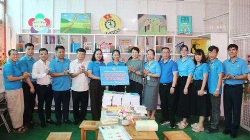 Liên đoàn Lao động tỉnh Thanh Hóa trao tặng sách đáp ứng nhu cầu học tập của công nhân.