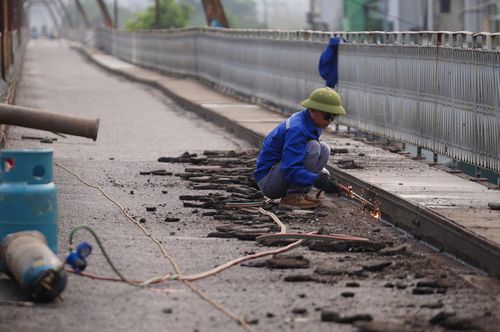 Công nhân đang tích cực sửa chữa cây cầu Long Biên