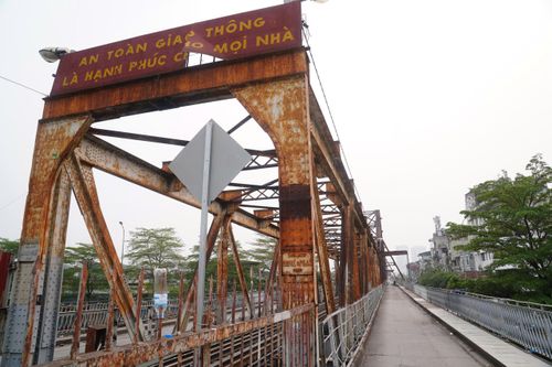 Cầu Long Biên, biểu tượng lịch sử hơn 120 năm tuổi tại Hà Nội, được xây dựng từ năm 1899-1902 bởi Pháp