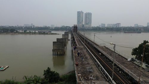 Trên cầu Long Biên, công nhân cùng máy móc thi công liên tục nhằm sửa chữa, cải tạo các hạng mục