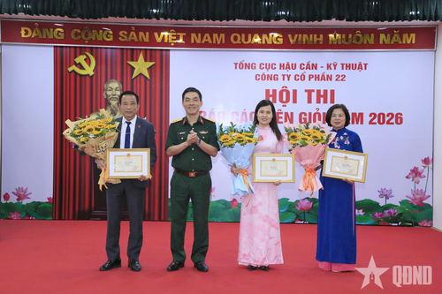  Thượng tá Nguyễn Trung Dũng trao giải nhất, nhì, ba tặng các thí sinh đạt thành tích xuất sắc. 