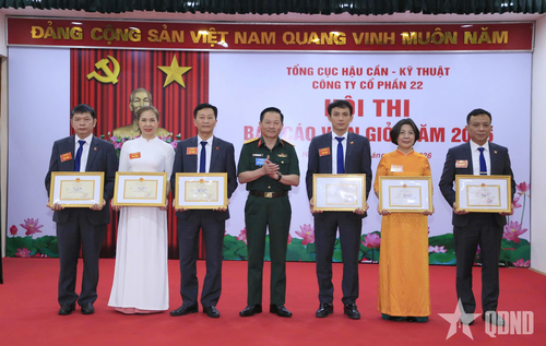  Đại tá Vũ Văn Minh, Tổng giám đốc Công ty Cổ phần 22 trao giải khuyến khích và giấy chứng nhận tặng các thí sinh tại hội thi. 