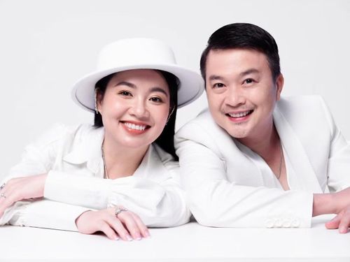 Hai vợ chồng luôn giữ được sự gắn kết, cùng trao nhau tình yêu thương và sự chăm sóc mỗi ngày. Ảnh: FB Lê Khánh.