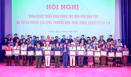 Trao Bằng khen cho 66 cá nhân đã có thành tích trong công tác phối hợp cùng đồng bào dân tộc thiểu số bảo tồn, phát huy giá trị văn hóa truyền thống.
