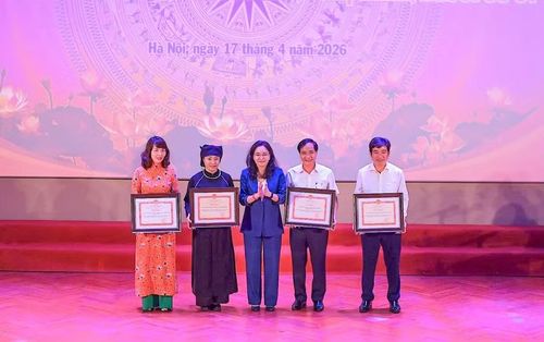 Trao Bằng khen cho 4 tập thể đã có thành tích tham gia tổ chức sự kiện “Ngày Văn hóa các dân tộc Việt Nam” 19/4 năm 2026.