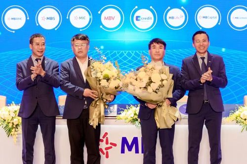 Lãnh đạo MB tặng hoa chúc mừng, ra mắt 1 thành viên HĐQT MB trong thời hạn còn lại của nhiệm kỳ 2024 - 2029.
