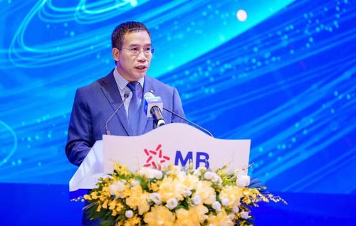 Ông Lưu Trung Thái, Chủ tịch HĐQT báo cáo Đại hội đồng cổ đông.