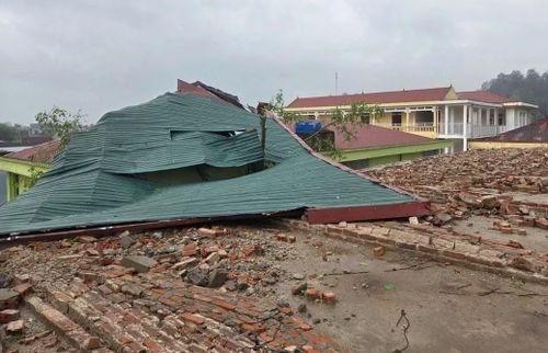 Dông lốc, mưa đá khiến gây thiệt hại cho một trường học ở phường Hàm Rồng.