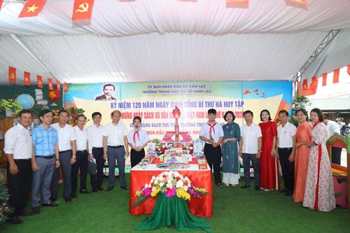 Nhiều gian trưng bày triển lãm sách sinh động tại buổi lễ.