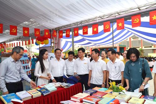 Mỗi gian hàng là một không gian trải nghiệm, nơi các em không chỉ đọc mà còn được kết nối, chia sẻ niềm đam mê tri thức với bạn bè.