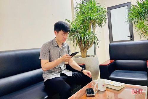 Bên cạnh sách truyền thống thì sách nói, sách đọc mang đến những trải nghiệm mới cho anh Nam.