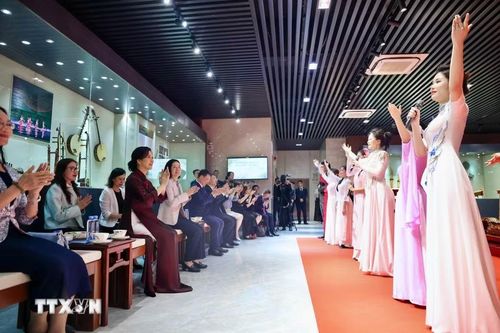 Phu nhân Ngô Phương Ly và các đại biểu hưởng ứng bài hát "Việt Nam - Trung Hoa", một sáng tác nổi tiếng của nhạc sỹ Đỗ Nhuận được tập thể giảng viên và sinh viên học viện trình bày. (Ảnh: TTXVN phát)