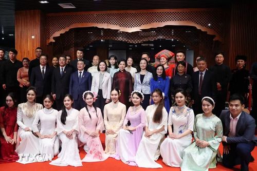 Phu nhân Ngô Phương Ly chụp ảnh cùng các giảng viên, sinh viên Học viện Nghệ thuật Quảng Tây. (Ảnh: TTXVN phát)