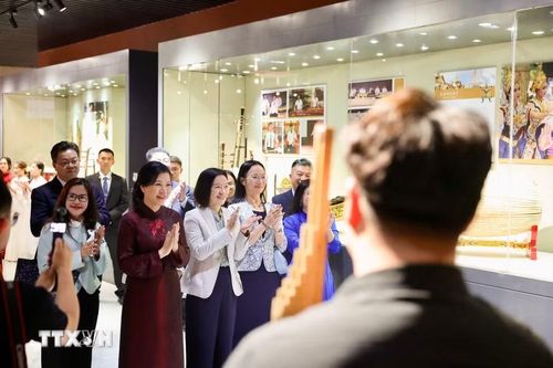 Phu nhân Ngô Phương Ly xem tiết mục biểu diễn bằng nhạc cụ truyền thống tại bảo tàng. (Ảnh: TTXVN phát)