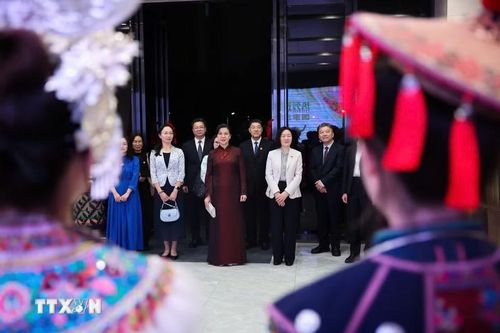 Các thiếu nữ trong trang phục dân tộc ở Quảng Tây chào đón Phu nhân Tổng Bí thư, Chủ tịch nước Ngô Phương Ly tại Bảo tàng Âm nhạc dân tộc Quảng Tây. (Ảnh: TTXVN phát)