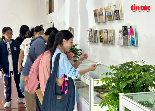 Không gian triển lãm “Mạch tri thức - Từ trang sách đến không gian số” thu hút đông đảo độc giả tham quan tại Thư viện Quốc gia Việt Nam.