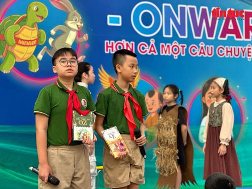 Các em học sinh tham gia cuộc thi kể chuyện tiếng Anh “Onward - Hơn cả một câu chuyện từ sách”.