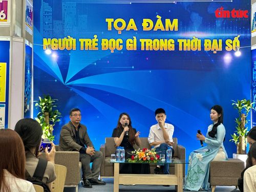 Tọa đàm “Người trẻ đọc gì trong thời đại số” thu hút sự quan tâm của đông đảo sinh viên và độc giả trẻ.