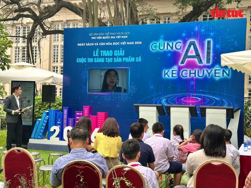 Các bạn học sinh tham gia cuộc thi sáng tạo tác phẩm số “Cùng AI kể chuyện”.