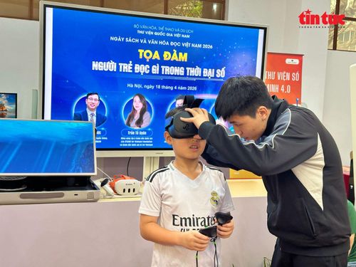 Các em nhỏ và bạn trẻ trải nghiệm khu trưng bày tương tác, khám phá hành trình phát triển của sách trong kỷ nguyên số.
