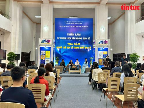 Tọa đàm “Người trẻ đọc gì trong thời đại số” thu hút sự quan tâm của đông đảo sinh viên và độc giả trẻ.