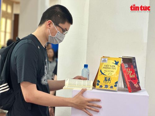 Bạn trẻ chăm chú đọc các cuốn sách, trải nghiệm các hoạt động hưởng ứng Ngày Sách và Văn hóa đọc Việt Nam 2026.