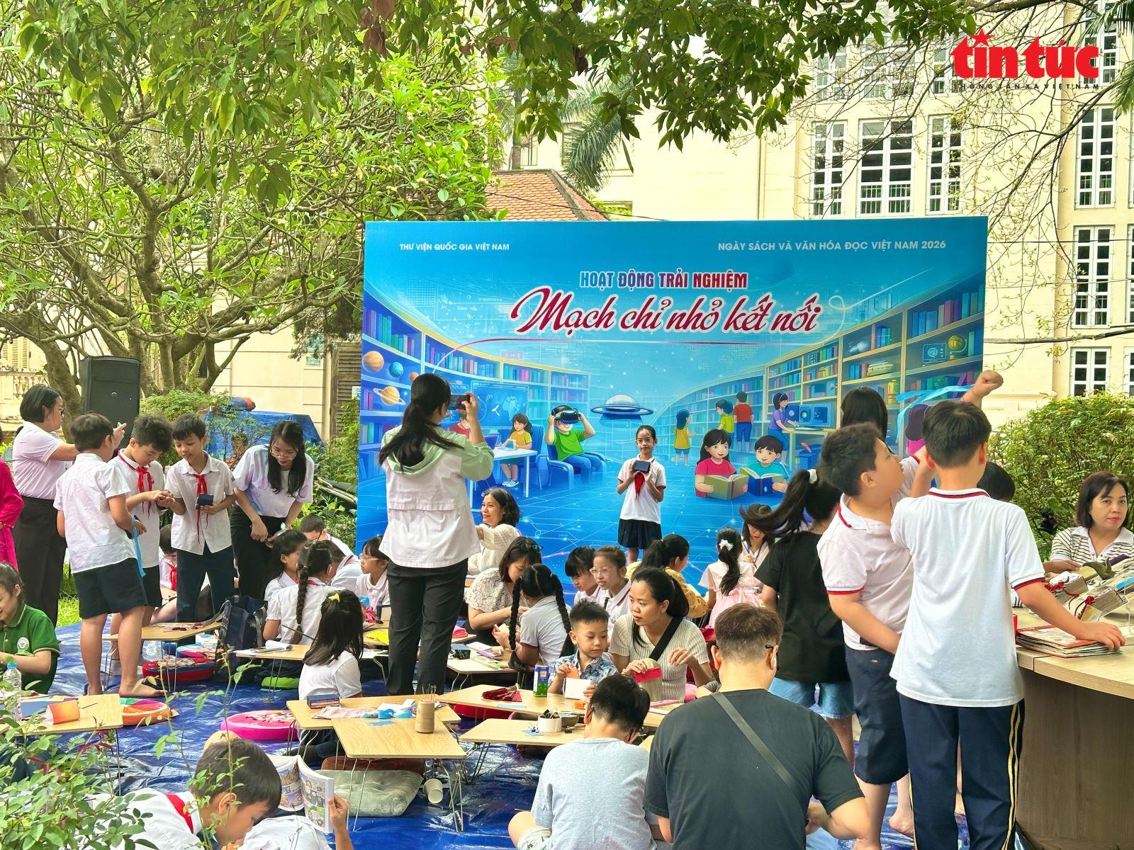 Các em nhỏ trải nghiệm hoạt động “Mạch chỉ nhỏ kết nối”, tìm hiểu quy trình tạo nên một cuốn sách hoàn chỉnh.