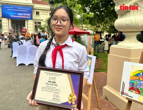 Em Tống Minh Châu, học sinh Trường THCS Ngọc Lâm vinh dự nhận giải Ba cuộc thi Sáng tạo sản phẩm số.